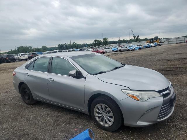 4T1BF1FK2HU296046 - 2017 TOYOTA CAMRY LE 银色 照片 4