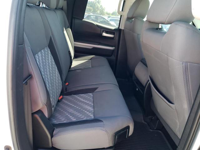 5TFRY5F17JX239907 - 2018 TOYOTA TUNDRA DOUBLE CAB SR/SR5 WHITE photo 10