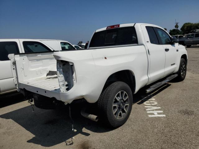 5TFRY5F17JX239907 - 2018 TOYOTA TUNDRA DOUBLE CAB SR/SR5 WHITE photo 3