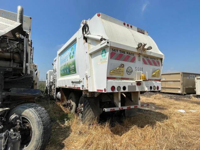 1NPZLT0X32D713704 - 2002 PETERBILT 320 WHITE photo 3