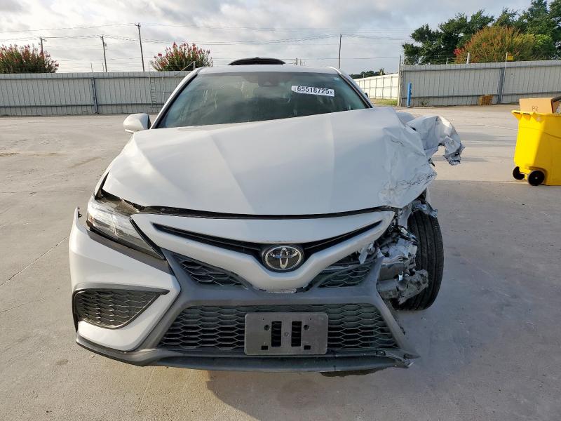 4T1G11BK4PU093345 - 2023 TOYOTA CAMRY SE NIGHT SHADE WHITE photo 5