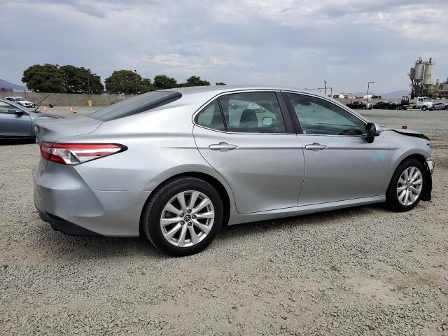 4T1B11HK2JU567303 - 2018 TOYOTA CAMRY L 银色 照片 3