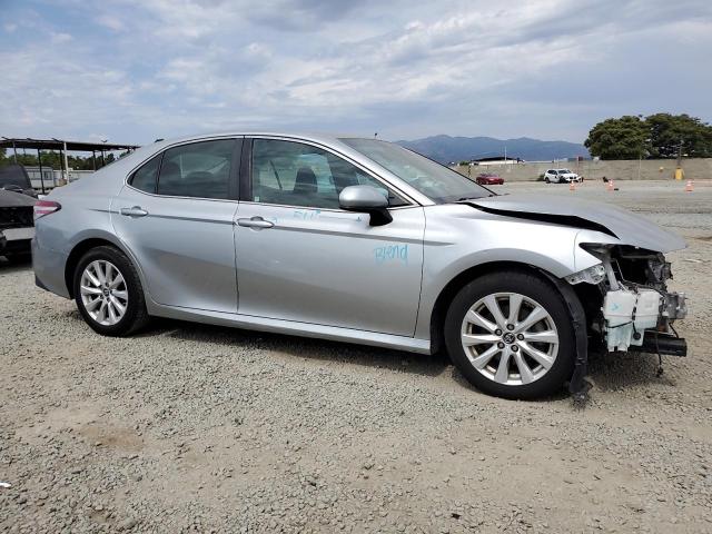 4T1B11HK2JU567303 - 2018 TOYOTA CAMRY L 银色 照片 4