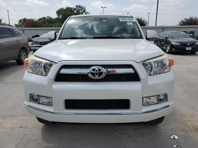 JTEZU5JR9D5064063 - 2013 TOYOTA 4RUNNER SR5 WHITE photo 5