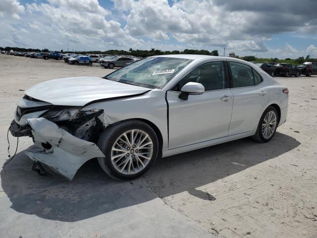 4T1F11AK2LU949359 - 2020 TOYOTA CAMRY XLE WHITE photo 1