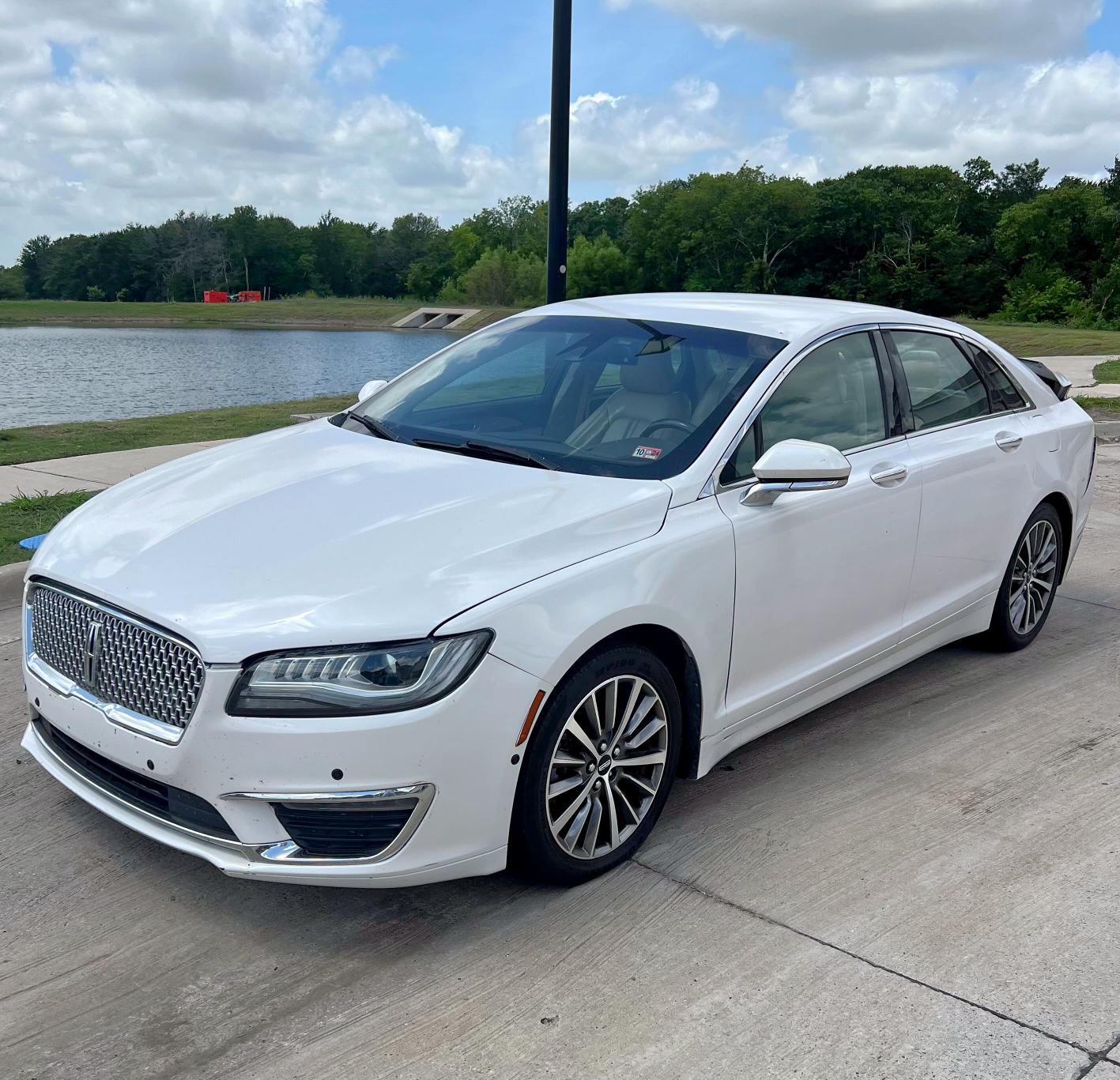 3LN6L5A91KR609138 - 2019 LINCOLN MKZ WHITE photo 2