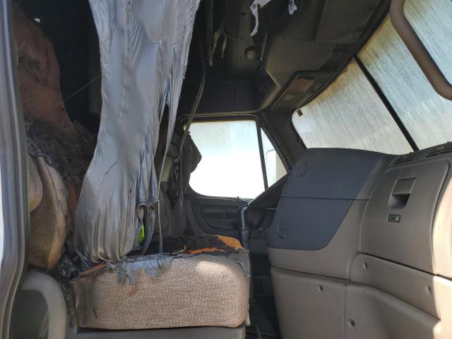 3AKJGLD5XFSGS7058 - 2015 FREIGHTLINER CASCADIA 1 Weiß Foto 5