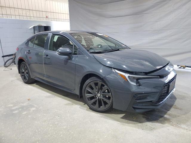 JTDP4MCE5R3520059 - 2024 TOYOTA COROLLA SE Графитовый фото 4