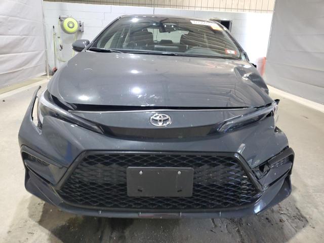 JTDP4MCE5R3520059 - 2024 TOYOTA COROLLA SE Графитовый фото 5