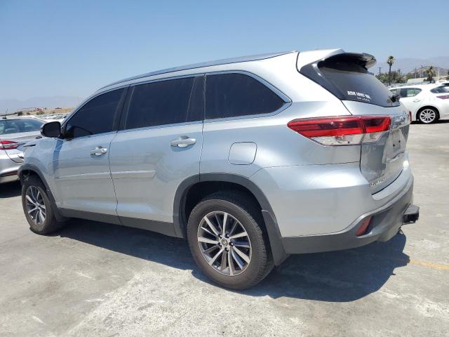 5TDJZRFH2KS575308 - 2019 TOYOTA HIGHLANDER SE SILVER photo 2
