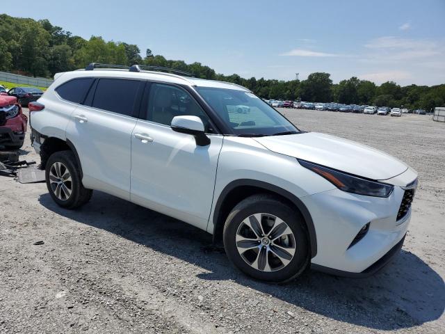5TDGZRBH0NS589437 - 2022 TOYOTA HIGHLANDER XLE WHITE photo 4