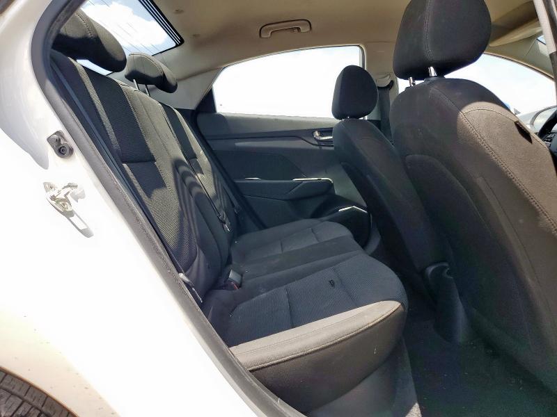 3KPC24A33KE069315 - 2019 HYUNDAI ACCENT SE Blanco foto 10