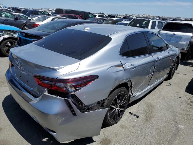 4T1G11AK2MU591475 - 2021 TOYOTA CAMRY SE SILVER photo 3