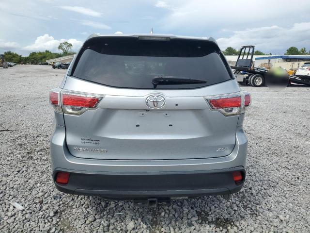 5TDKKRFH6FS048922 - 2015 TOYOTA HIGHLANDER XLE ვერცხლისფერი ფოტო 6