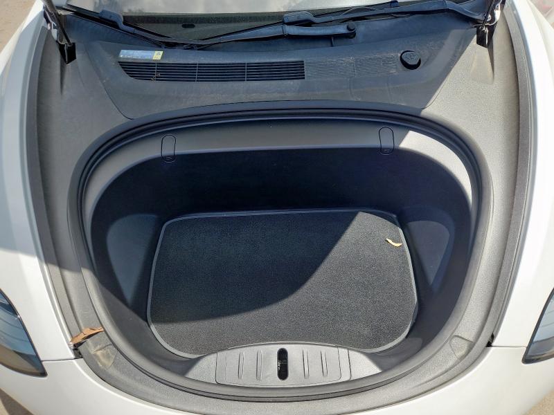 5YJ3E1EA2JF052531 - 2018 TESLA MODEL 3 WHITE photo 11