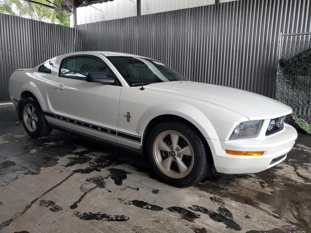 1ZVHT80N385191784 - 2008 FORD MUSTANG WHITE photo 4