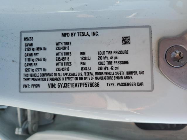 5YJ3E1EA7PF576086 - 2023 TESLA MODEL 3 Weiß Foto 12