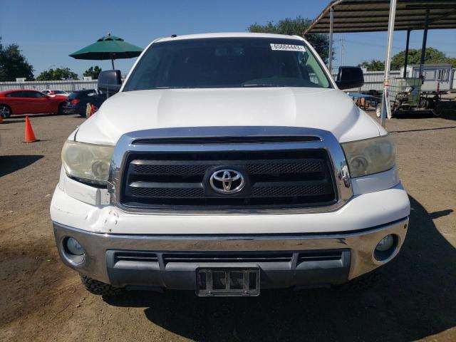 5TFDY5F16AX106971 - 2010 TOYOTA TUNDRA CREWMAX SR5 WHITE photo 5