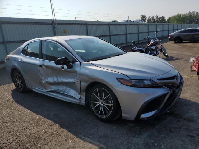 4T1G11AKXRU237856 - 2024 TOYOTA CAMRY SE NIGHT SHADE SILVER photo 4