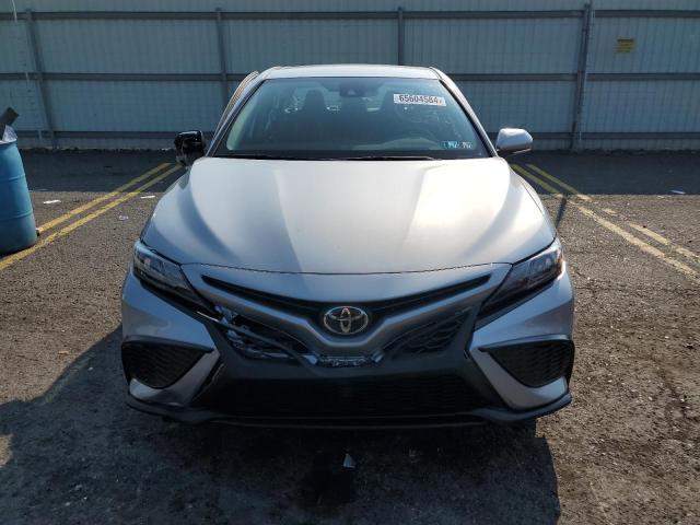 4T1G11AKXRU237856 - 2024 TOYOTA CAMRY SE NIGHT SHADE SILVER photo 5