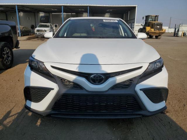 4T1G11AK5PU745388 - 2023 TOYOTA CAMRY SE NIGHT SHADE WHITE photo 5