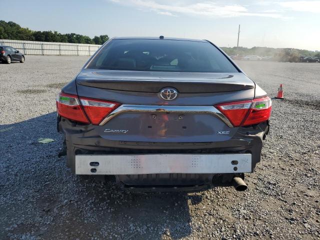 4T1BF1FK7HU329722 - 2017 TOYOTA CAMRY LE ნაცრისფერი ფოტო 6