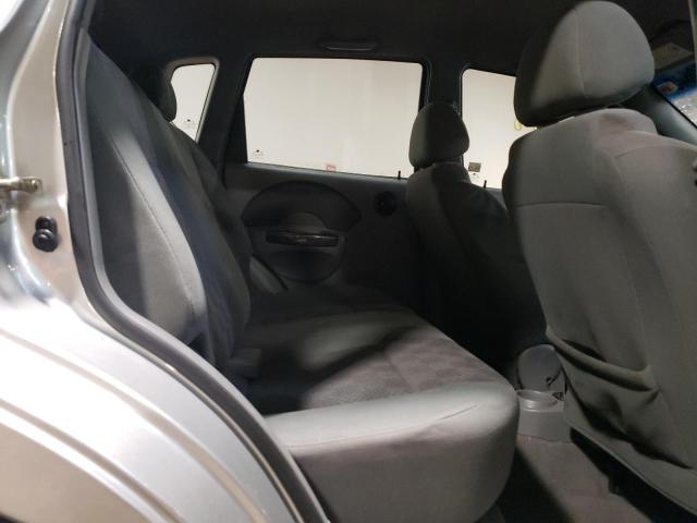 KL1TD62695B440968 - 2005 CHEVROLET AVEO BASE SILVER photo 10