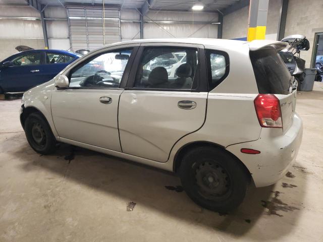KL1TD62695B440968 - 2005 CHEVROLET AVEO BASE SILVER photo 2