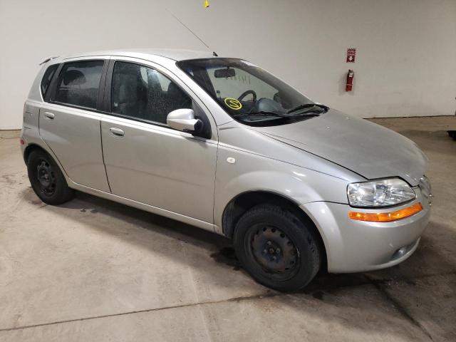 KL1TD62695B440968 - 2005 CHEVROLET AVEO BASE SILVER photo 4