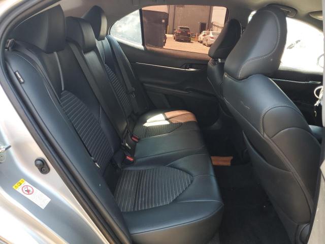 4T1B11HK2JU663917 - 2018 TOYOTA CAMRY L SILVER photo 10