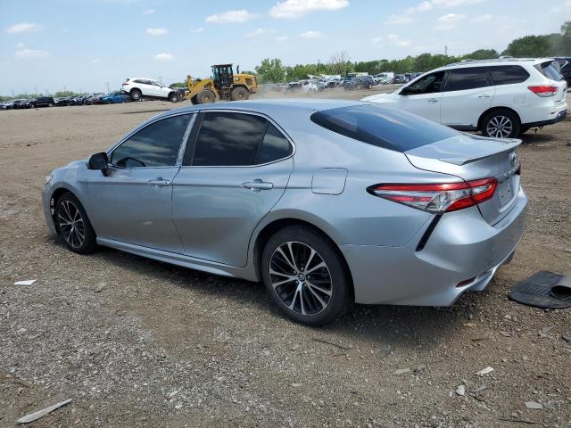 4T1B11HK2JU663917 - 2018 TOYOTA CAMRY L SILVER photo 2