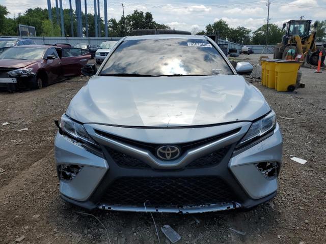 4T1B11HK2JU663917 - 2018 TOYOTA CAMRY L SILVER photo 5