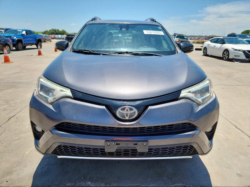 JTMNFREV1HJ714626 - 2017 TOYOTA RAV4 SE ნაცრისფერი ფოტო 5