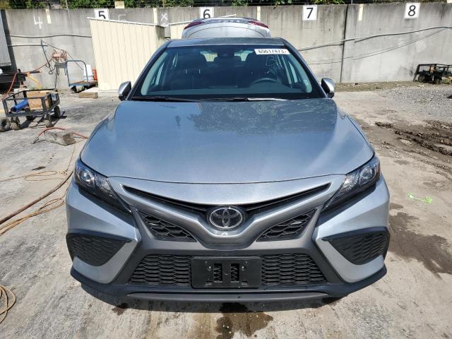 4T1G11AK2PU813307 - 2023 TOYOTA CAMRY SE NIGHT SHADE SILVER photo 5