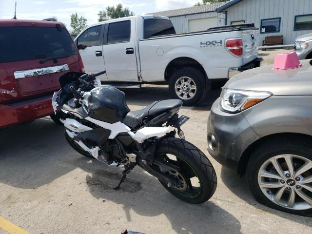 JKAEXEJ12KDA03108 - 2019 KAWASAKI EX650 J თეთრი ფოტო 3