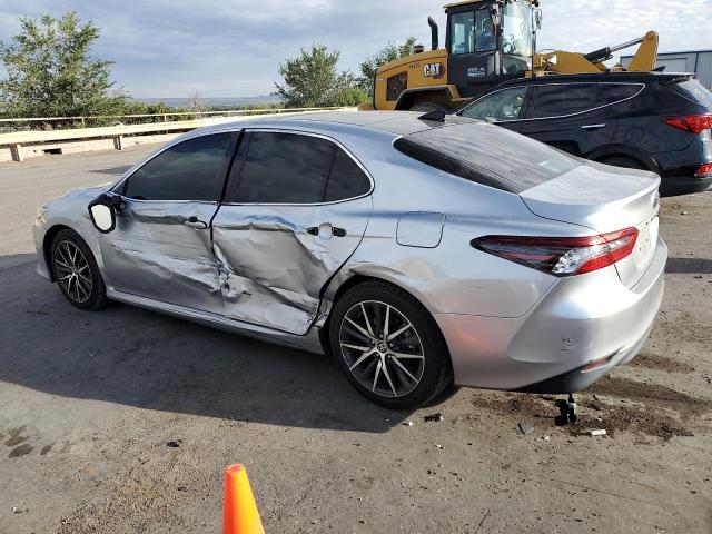 4T1F11AK3MU610336 - 2021 TOYOTA CAMRY XLE 灰色 照片 2