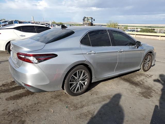 4T1F11AK3MU610336 - 2021 TOYOTA CAMRY XLE 灰色 照片 3