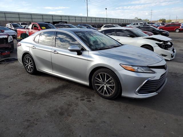 4T1F11AK3MU610336 - 2021 TOYOTA CAMRY XLE 灰色 照片 4