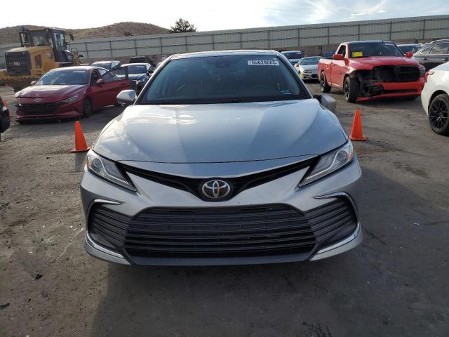 4T1F11AK3MU610336 - 2021 TOYOTA CAMRY XLE 灰色 照片 5