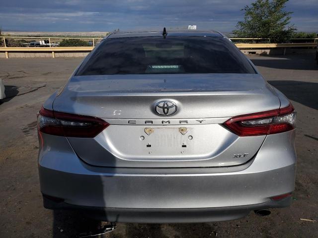 4T1F11AK3MU610336 - 2021 TOYOTA CAMRY XLE 灰色 照片 6