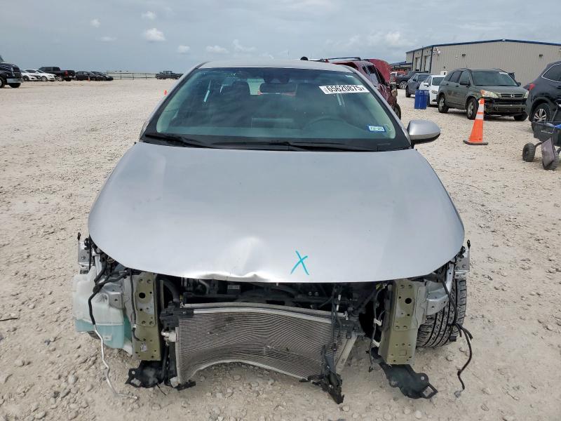 5YFEPMAE7MP215955 - 2021 TOYOTA COROLLA LE Silber Foto 5