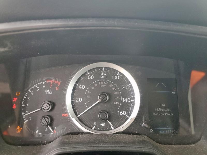 5YFEPMAE7MP215955 - 2021 TOYOTA COROLLA LE Silber Foto 9