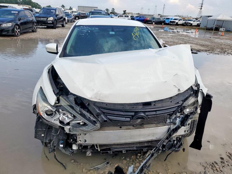1N4AL3AP0JC153704 - 2018 NISSAN ALTIMA 2.5 أبيض صورة 5