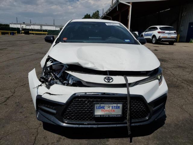 5YFS4MCE4NP134938 - 2022 TOYOTA COROLLA SE Blanc photo 5