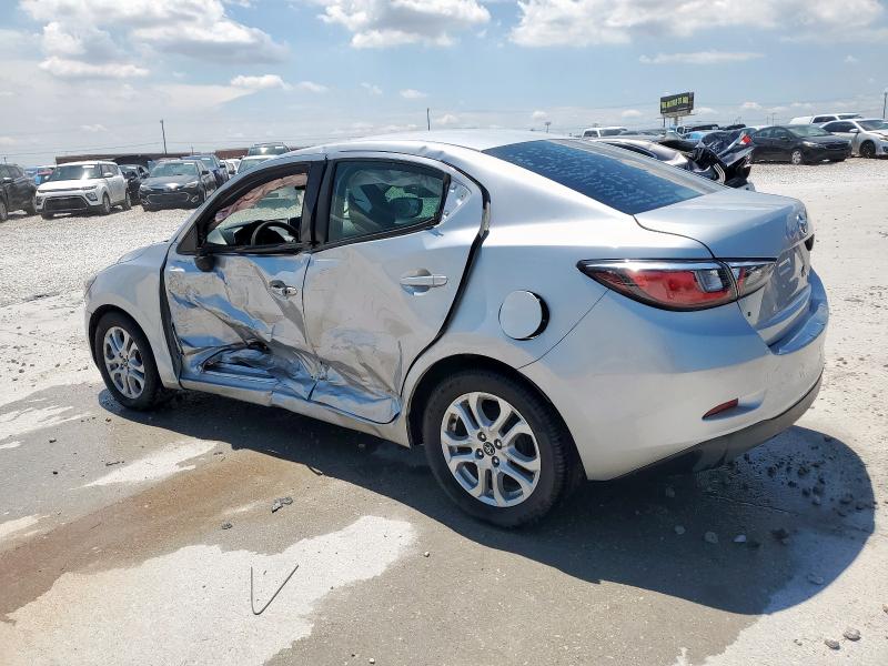 3MYDLBYV5JY327894 - 2018 TOYOTA YARIS IA ვერცხლისფერი ფოტო 2