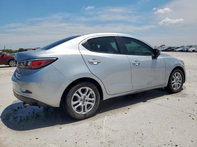 3MYDLBYV5JY327894 - 2018 TOYOTA YARIS IA ვერცხლისფერი ფოტო 3