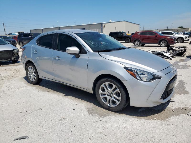 3MYDLBYV5JY327894 - 2018 TOYOTA YARIS IA ვერცხლისფერი ფოტო 4