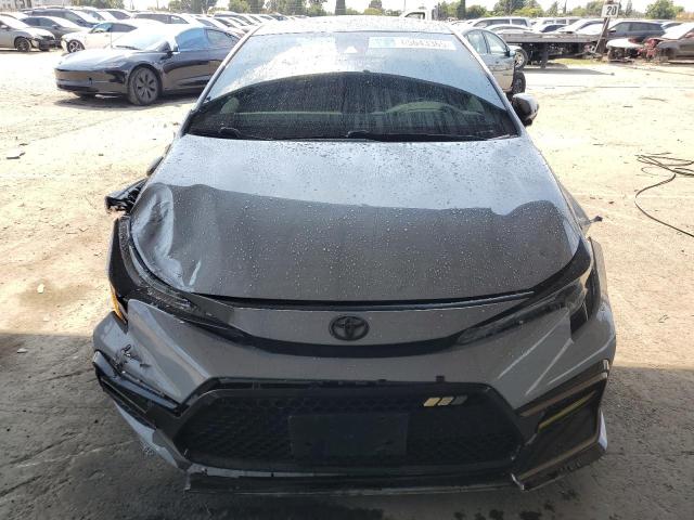 5YFS4MCE7NP117843 - 2022 TOYOTA COROLLA SE Gümüş foto 5