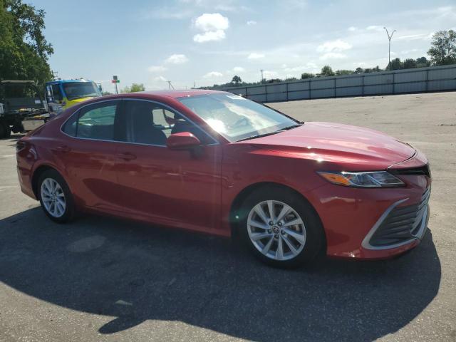 4T1C11AK5PU081642 - 2023 TOYOTA CAMRY LE Qırmızı foto 4