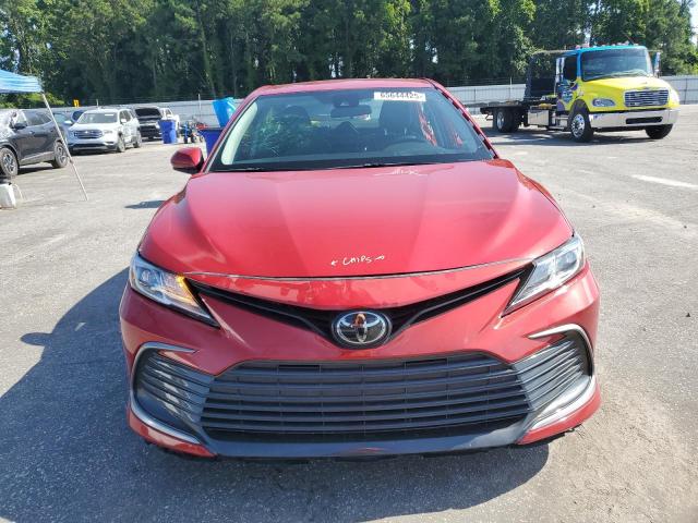 4T1C11AK5PU081642 - 2023 TOYOTA CAMRY LE Qırmızı foto 5